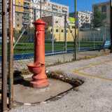 Vicino al campetto di calcio � infatti possibile dissetarsi da un�antica fontana in ferro: una tipica cape de fiirre con evidente fascio littorio, verniciata per� di un insolito colore rosso. �In passato era collocata proprio nel vico�, sottolinea Salvatore